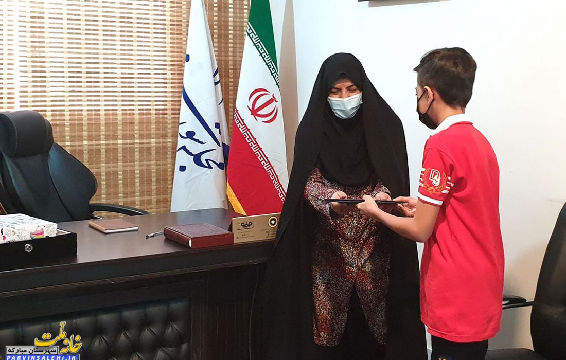 تقدیر نماینده مبارکه از پارسا امینی، نوجوان ۱۱ ساله فعال در امر معروف کتابخوانی